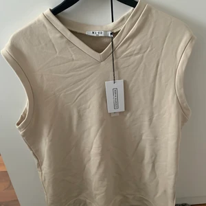 Väst - Beige väst från NAKD, aldrig använd och prislappen finns kvar