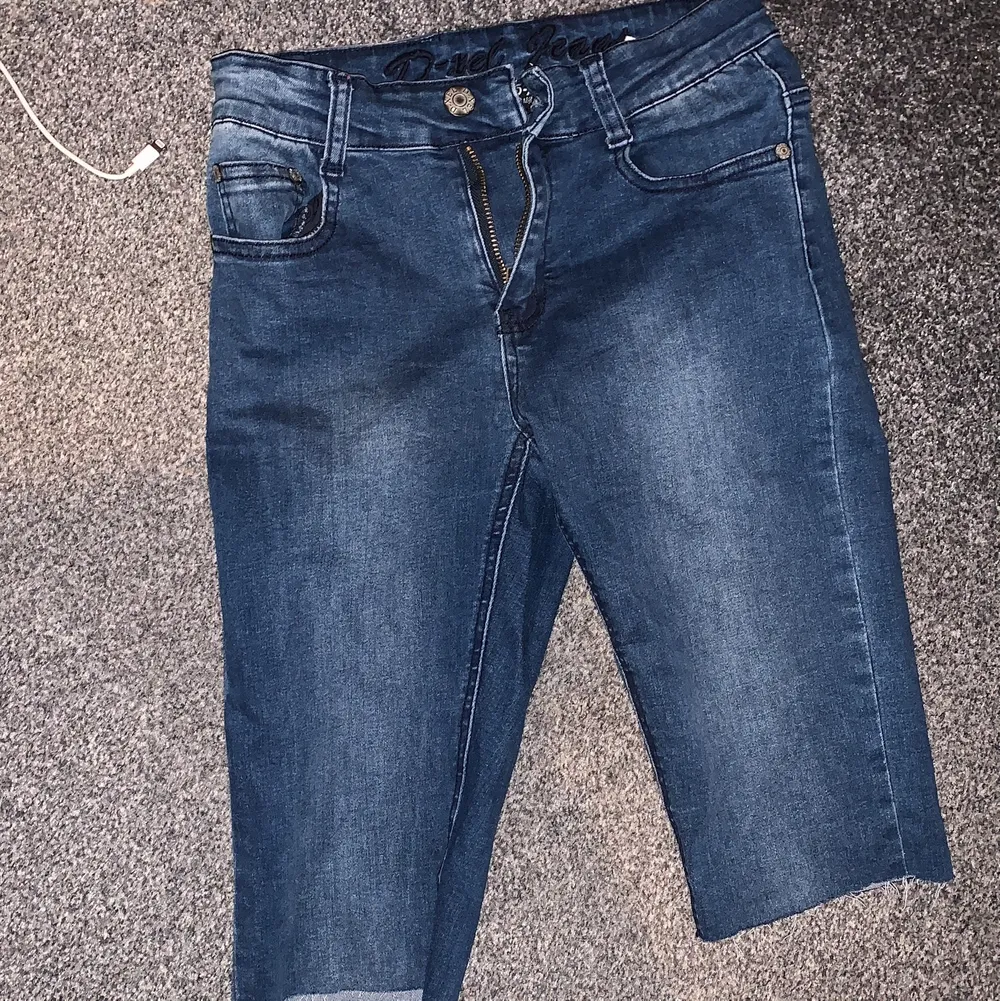 säljer nu dessa jeans shorts i en längre modell de är avklippta men inget man ser!💞 Köp för 40kr bjuder frakt. Jeans & Byxor.