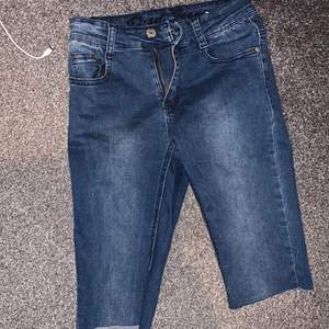 säljer nu dessa jeans shorts i en längre modell de är avklippta men inget man ser!💞 Köp för 40kr bjuder frakt