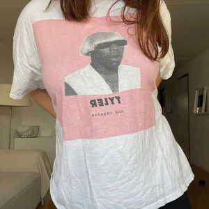 Oversized Tyler the creator tröja - En tshirt med Tyler the creators på inspirerad av hans ”Igor” album- trycket är tyg liksom ”i” tröjan och inte plast.