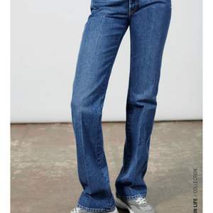 Hej säljer dessa populära raka zara jeans. Jeansen är i storlek 34/ S/ XS. (Jeansens modell är klippta istället för söm) Dem är långa och går ända ner till fötterna. Om du är kortare går dem alltid att klippa/sy upp🥰🥰 Jeanse är köpta här på Plick men passade tyvärr inte mig. Bara skriva ifall du har fler frågor 🥰