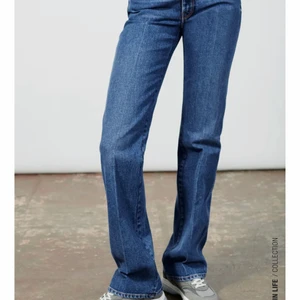 Zara Raka Jeans - Hej säljer dessa populära raka zara jeans. Jeansen är i storlek 34/ S/ XS. (Jeansens modell är klippta istället för söm) Dem är långa och går ända ner till fötterna. Om du är kortare går dem alltid att klippa/sy upp🥰🥰 Jeanse är köpta här på Plick men passade tyvärr inte mig. Bara skriva ifall du har fler frågor 🥰