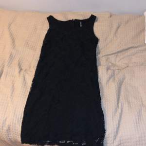 En svart spetsklänning i storlek s. Ber om ursäkt för dåliga bilder men den är för liten för mig.
