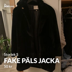 Fake päls jacka  - En fin päls jacka som är till knänen på mig som är 1.68 cm. Har två fickor men dom är små. Jackan är från deras pop up affär 
