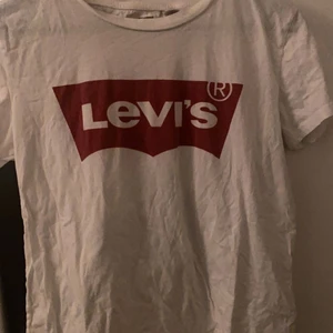 Vanlig Levis tröja  - En fin tröja som knappt är använd och behövs bara strykas 