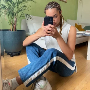 Calvin Klein Jeans  - Super unikke calvin Klein jeans med hvid stribe langs benet. 