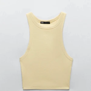 Zara ribbstickat linne - Säljer detta superfina linne då det inte kommit till användning (prislappen är fortfarande kvar). Nyskick!! Kostar 49kr nypris. DMa mig vid intresse!!!❤️❤️ Köpare står för frakt. Säljer massa andra kläder från Zara också!!