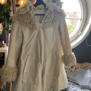 Kappa med päls - Väääärldens finaste kappa som tyvärr är för liten för mig :(( priset kan diskuteras