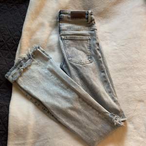 Säljer mina älskade bootcut-jeans med hål i, ifrån bikbok köpta förra året! Storlek S och sitter asbra på, kommer inte till användning längre tyvärr💕
