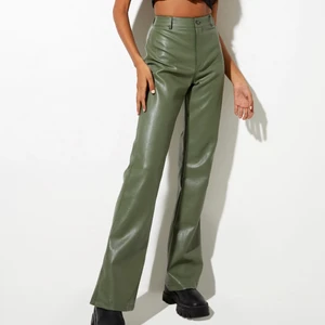 gröna läderbyxor - säljer dessa skitsnygga läderbyxor i en sjukt snygg grön färg ifrån motel rocks då de är lite tighta på mig, supersköna och lappar kvar! jag är 169 cm lång och frakt tillkommer på 60kr ✨