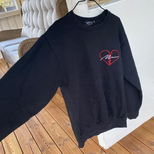 Boohooman hoodie - Svart sweater med broderi på framsidan. Skönt material. True to size. I fint skick. Köp nu!