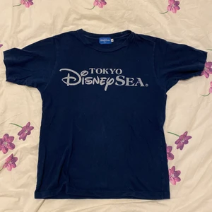 Tokyo Disney Sea tröja - En tshirt som passar rätt normalt! Vi gick aldrig på DisneySea men tröjan fick ju många att tro det🤣!! 