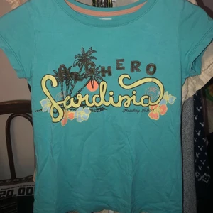 babytee 💙 - söt y2k babytee! säljs pga för liten för mig :/. har C kupa och den täcker över min navel, blir som en croptopp för någon med större kupa och som en normal tröja för någon med mindre kupa! 💖