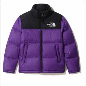 The north face strl S - En north face jacka, fin skick är den samt säljer billigare vid snabb affär. 