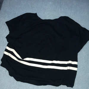 Adidas blåa  - Fina blåa o det är Adidas SNÄLLLLLA och storlek är 146 till 152 10-12 år  KÖP