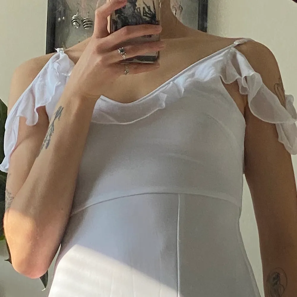 NICOLE FALCIANI. Vit långklänning. Har varit en underklänning men klippte bort den övre och nu är den en riktigt snygg vit klänning. Lite genomskinlig men GO OFF ;) dragkedja i sidan. S-M. Klänningar.