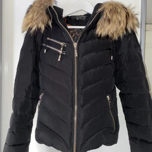 Hollies jacka  - Hollies jacka, använd fåtal gånger och är därför i gott skick! Säljs då jag inte använder den längre. Nypris ca 2600 kr