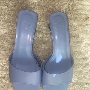 Somriga klackskor - Söta pastell lila klackakor från ZARA i storlek 39. Aldrig använda, säljer pga att dom är för stora för mig!