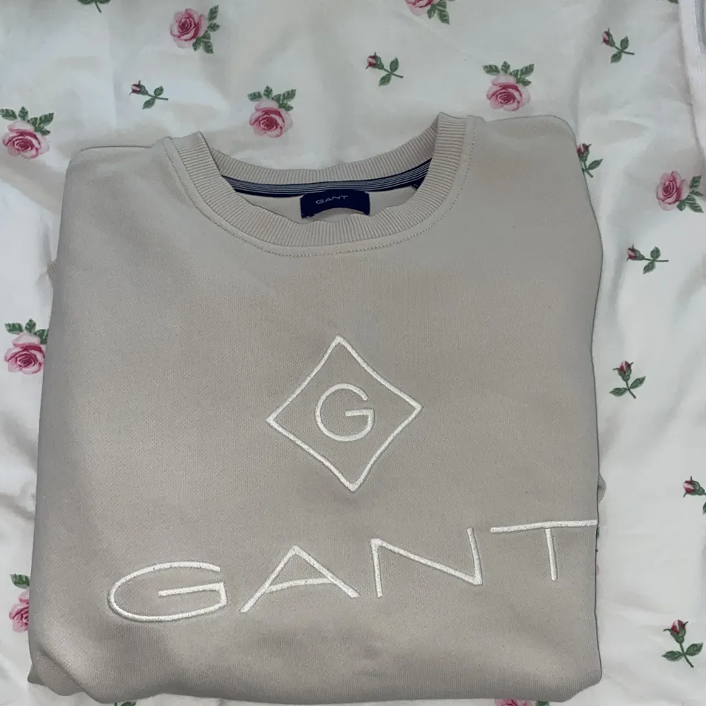 Säljer denna fina beige färgade sweatshirt från gant! Väldigt skön o fin och använd ett fåtal gånger! 150kr + frakt men pris kan alltid diskuteras!! . Tröjor & Koftor.