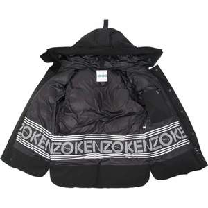 Kenzo short Down jacket, säljer då jag letar efter en ny jacka. Storlek L Skick 9/10 använd en vinter. Kan både fraktas eller mötas upp i Stockholm. Köparen betalar för frakt! 