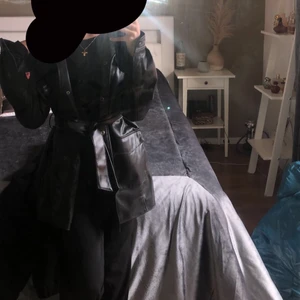Jacka - En jättefinnn lång jacka, i skinn material, är väldigt varm, fungerar som regn jacka oxå!🖤🖤🤍🤍 köpte jackan för 1600kr