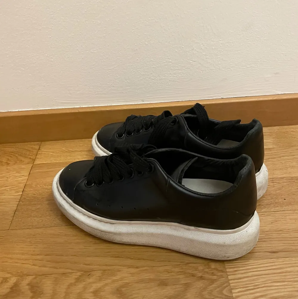 Svarta Alexander mqueen sneakers i storlek 35 men passar mig jättebra som vanligtvis har storlek 36. Nypris ca 4000kr:) skriv för fler bilder . Skor.