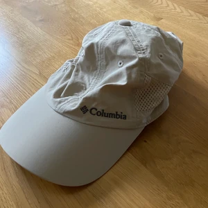 Columbia keps - Säljer denna beigea keps från Columbia. Knappt använd. Den är ganska ”låg” i modellen. Köpare står för frakt!