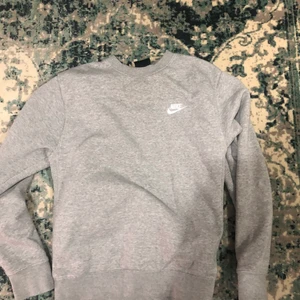 Nike sweatshirt  - Säljer min Nike sweatshirt som råkar va för liten på mig nu. Köptes för en månad sen och har bara haft på mig den 5-6gngr. Annars är den 8-7/10 i skick. 