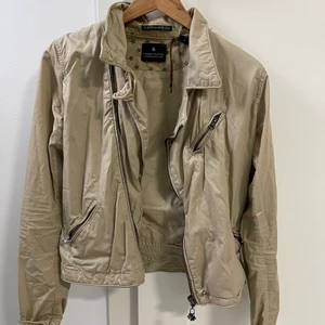 Beige jacka  - En snygg beige vår eller höstjacka från scotch and soda. Knappt använd i storlek 38🖤 pris 200 kr eller högst bjudande. Om ni är intresserade skriv till mig privat. 