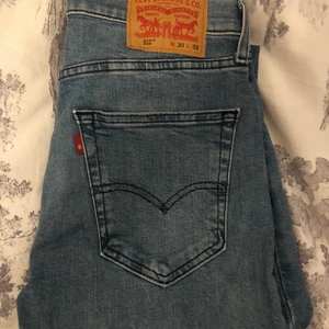 Levis ”512” Jeans - Jeansen är i modellen slim och de är i ett mycket bra skick. Pris är förhandlingsbart.