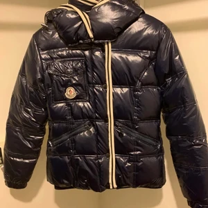 Moncler jacka - Säljer min moncler dunjacka! Köpte för 3500 på plick och trodde jag skulle få med äkthetsbevis, men fick ej det och kan därmed inte garantera äkthet. Känns dock äkta. Därför är priset ganska lågt. Avtagbar luva❤️        