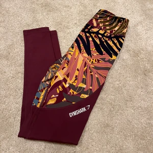 Träningstights gymshark - Så snygga träningstights från gymshark som jag tyvärr inte använder längre, i superfint skick!! Höga i midjan, sitter uppe bra o sjukt sköna! Formar kroppen riktigt snyggt! I storlek XS men skulle säga att de passar XS och S! 