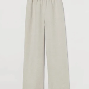 H&M linnebyxor strl M - Jättefina vida beige linnebyxor från HM. Köpta i våras men har ej kommit till användning, dvs helt oanvända och nya! Normallånga i benen. Köptes för 199kr, säljes för 100kr. Kan mötas upp eller frakta, köparen står för fraktkostnaden💕