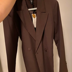 Oversized kavaj - Oanvänd! Kavaj med knyte runt midjan (går att ta av), mörkröd/brun                                                                    Storlek 34 men passar 36-38