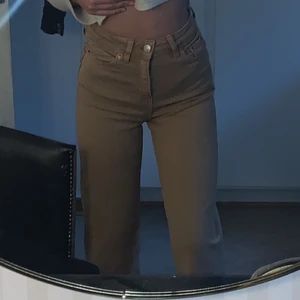 Bruna jeans  - Jeansen är i bra skick och aldrig använda då de inte riktigt är min stil. Köpt under sommaren detta året💓