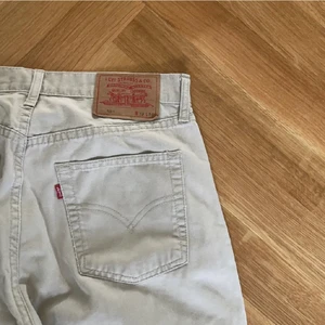 Vintage beiga Levis jeans - Superfina vintage levis jeans. Inga defekter och passar mig i längden som är ca 167cm lång. Skriv privat för fler bilder. Frakt ingår ej💕