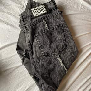 Gråa raka jeans med Frans detaljer på fram och baksida. Aldrig använda pga för stora. Storlek W28, 70cm. Nypris 800kr