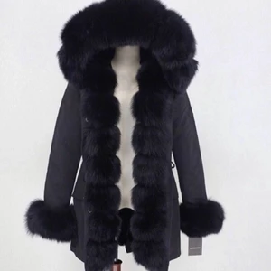 Fatima park jacka  - Det är en varm vinterjacka med en päls app insidan. Det är en M men passar både som en s. Den har andnöds ett fåtal gånger (ca5 gg). Jag säker den pågrund utav att den inte riktigt passade mig. 