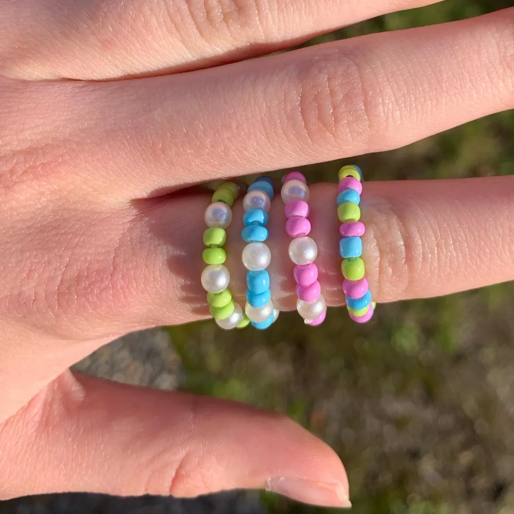 Säljer dessa armband och ringar i fina färger💚💜💙 pris: Armband: 25kr Ring: 10kr Armband+Ring: 30kr Allting på bilden: 100kr. Accessoarer.