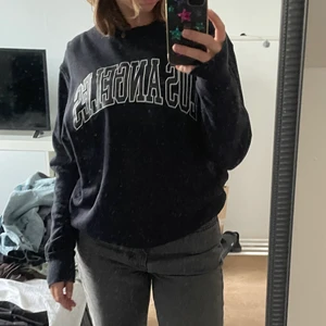 Sweatshirt - Marinblå sweatshirt med texten ”Los Angeles”. Skönt material och oanvänd. Frakt 66kr🥰
