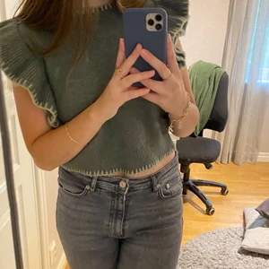 Stickad tröja från Zara - Jätte fin stickad tröja från zara! Köpt förra året så tror inte den finns kvar på hemsidan men använd typ 2 gånger💕 Kan mötas upp eller skicka!
