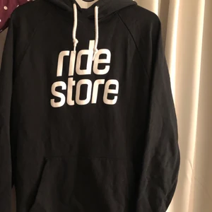 ridestore hoodie - säljer min hoodie i fint skick, använt ca 2 gånger har ingen användning längre, xs men sitter som s 🤩