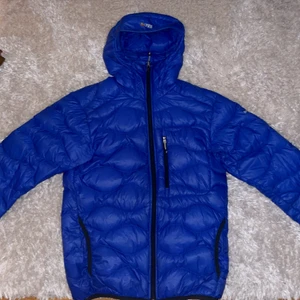 Peakperfomance jacka - En blå Peakperformance jacka, storlek small, som ny skick!! Ca ett halvår gammal.