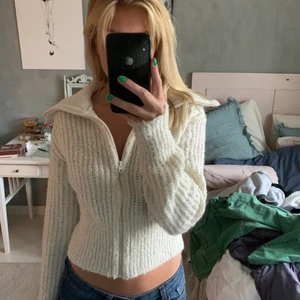 Stickad kofta - Säljer denna stickade kofta från other stories. Storlek S, frakt 66kr. BUD 550kr