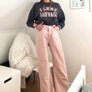 Rosa Manchester byxor💞 strl 32 - Härlig ljusrosa Manchesterbyxor💞 Älskar dessa, dock är dem för korta för mig tyvärr (172cm) Köpt på Vero Moda nypris 500kr. Varsamt använda och fint skick! 