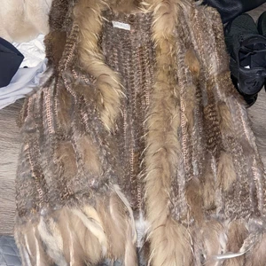 Äkta päls väst - Säljer denna västen för den kommer ej till användning, nästan helt oanvänd. Äkta päls. Passar bra till skinnjackor eller över vanliga kläder. Kan mötas upp i Göteborg och jönköping. 