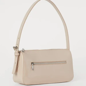 shoulder bag - As snygg slutsåld lackad axel väska! Perfekt storlek och i fint skick - säljes pga använder inte!  Baksidan/framsidan (beroende på hur man har den) är som denna sida fast utan dragkedjan. Köparen står för frakten 🤎