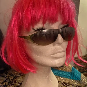 Solglasögon y2k - Solglasögon från tidigt 2000-tal. Några få repor men i gott skick. 40kr/st. Spana gärna in mina andra annonser för samfrakt!