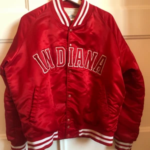 Varsity jacket - Röd varsity jacket i storlek L och fint skick, sitter snyggt oversized på mig som är en XS-S. Köpt vintage förra hösten för 1200kr. Köp direkt för 600, pris kan diskuteras vid snabb affär.Köparen står för frakt på 66kr. Hör av dig för fler bilder eller frågor! 