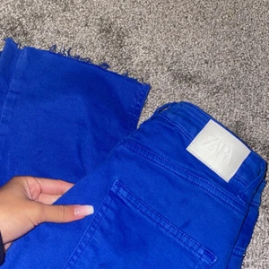 Jeans - Ett par knall blåa Jeans från zara! Dessa har slits 💖